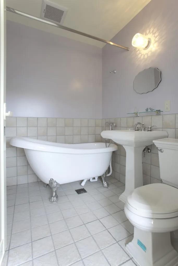 トイレが一体となったコンパクトなバスルーム