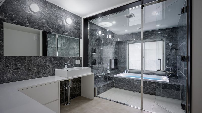 ガラス張りのバスルームの事例