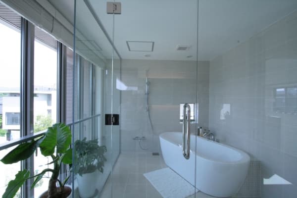 ガラス張りのバスルームの事例