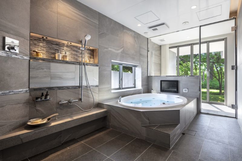 ガラス張りのバスルームの事例