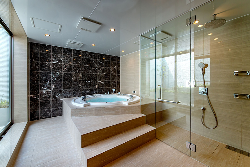 ガラス張りのバスルームの事例