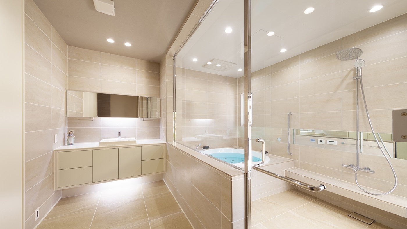 ガラス張りのバスルームの事例