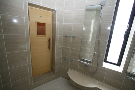 サウナのあるバスルームの事例